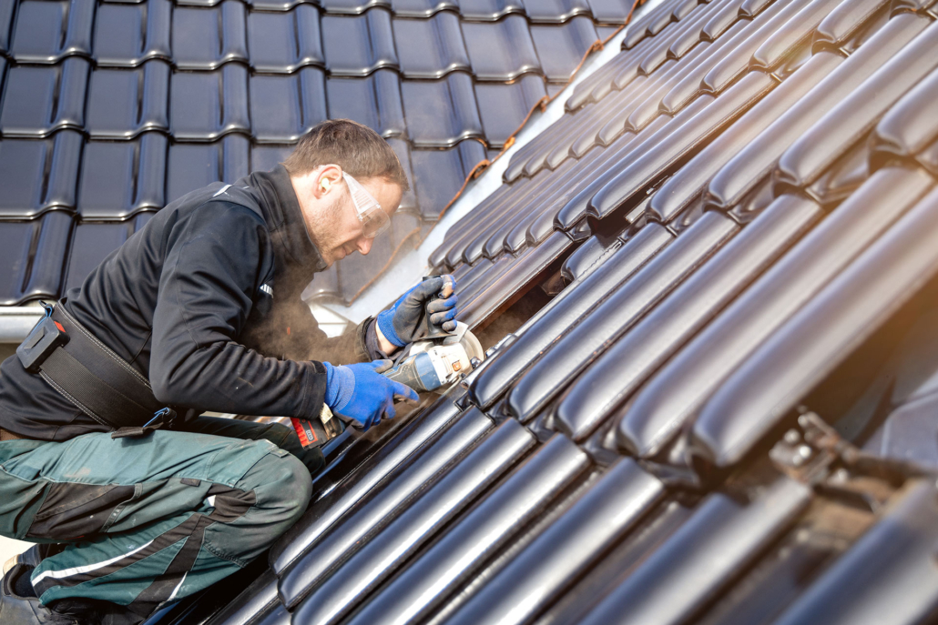 Solarpanel Installation auf Hausdach